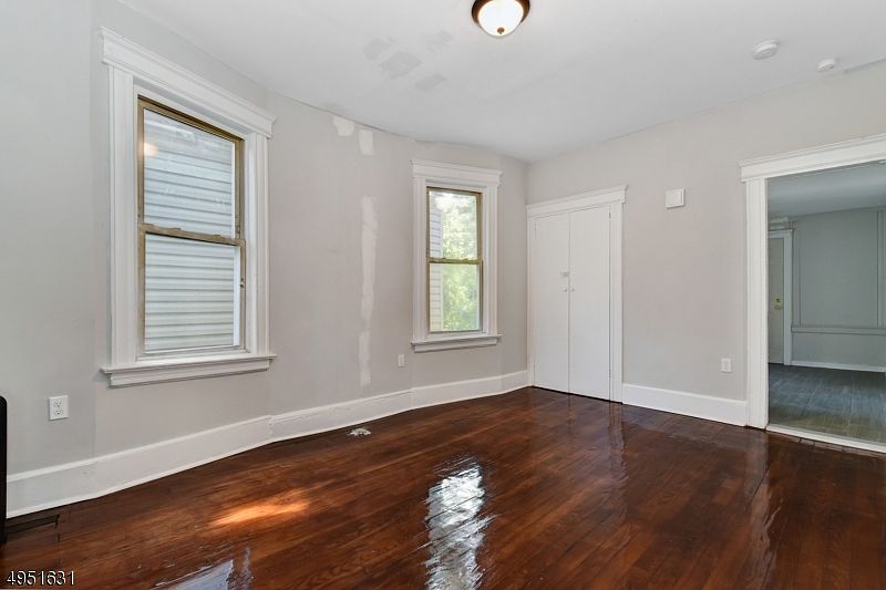 1st image of 546 Sandford Ave