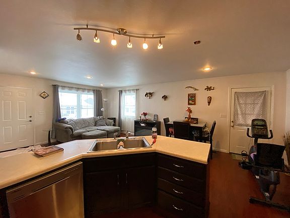5th image of 915 W George St