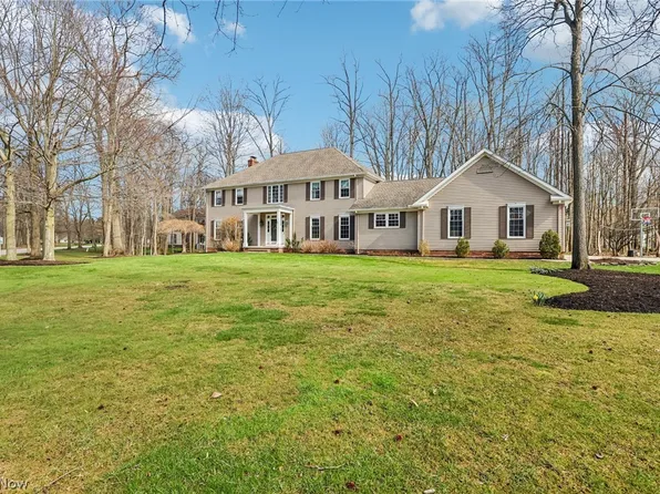 57 Fairfax Dr, Chagrin Falls, OH 44022