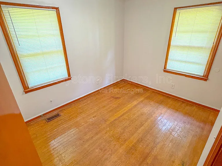 2525 Tredway Dr — Photo 6