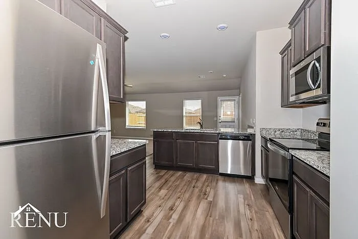 3 bed, 2.0 bath, 1405 sqft, $1,545 — Photo 3