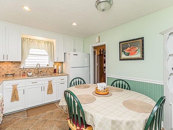 3rd image of 8331 Wonderland Ln