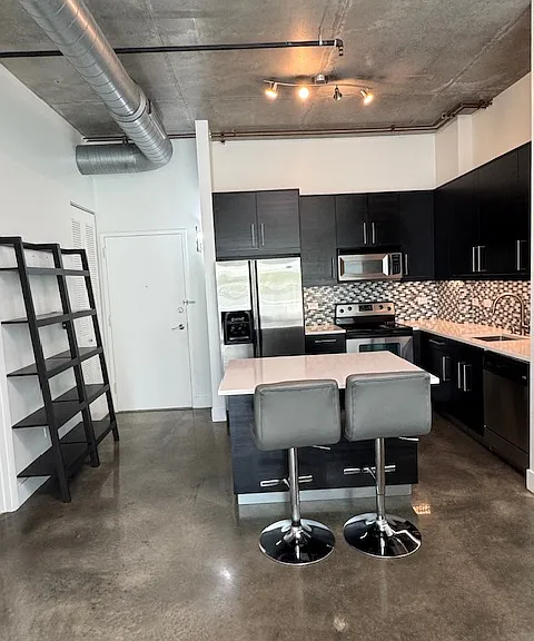 313 NE 2nd St #302 — Photo 2