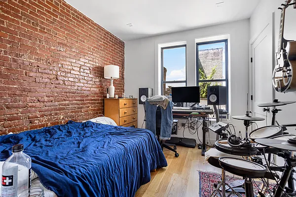 Rented by Safdie Realty Group | media 10