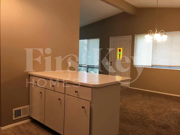 2560 Pheasant Dr — Photo 9