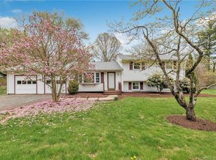 19 Floral Ln, Trumbull, CT 06611