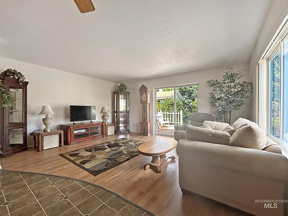 5th image of 1572 Dogwood Ct