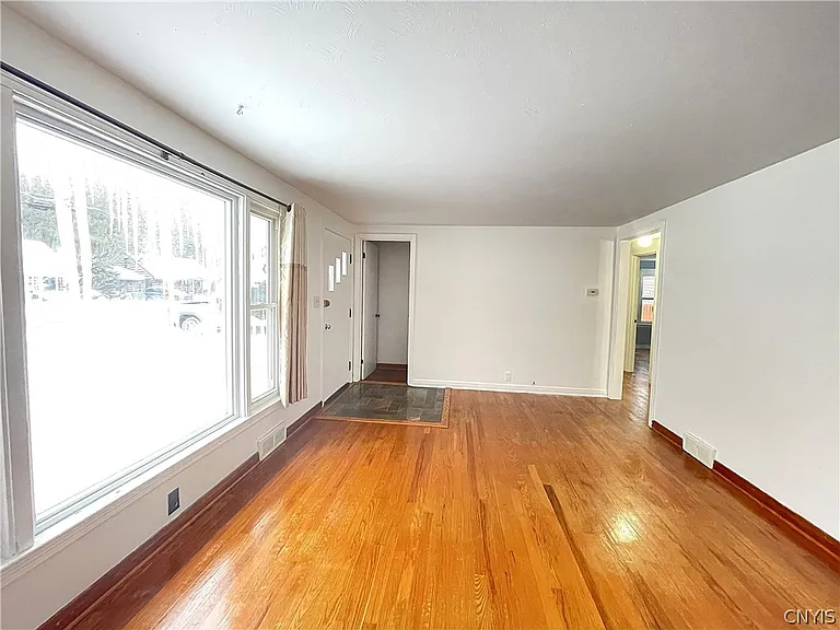 121 Wadsworth Rd — Photo 5