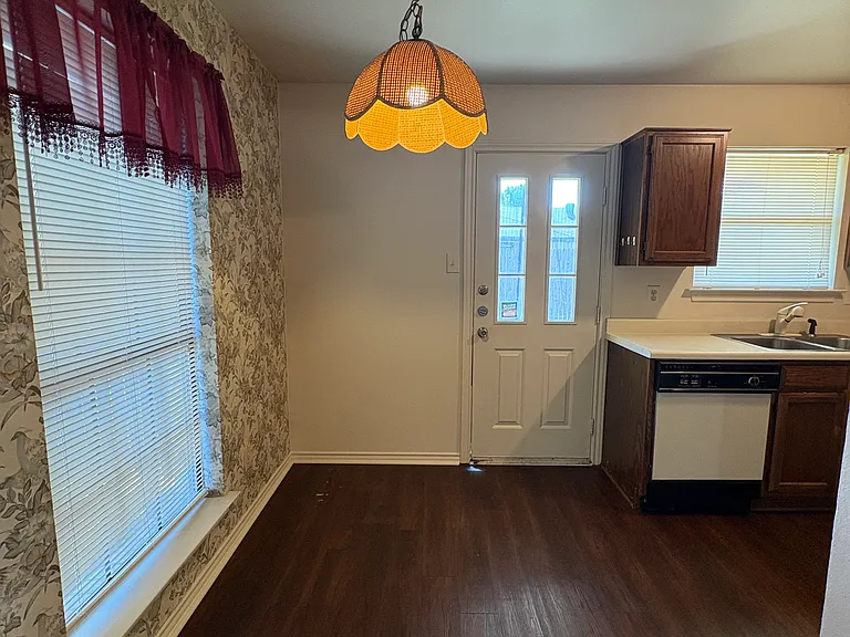 714 Hillcrest Ct — Photo 7