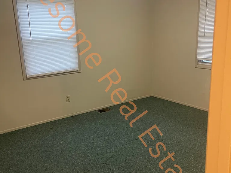 927 Lincoln Dr — Photo 3