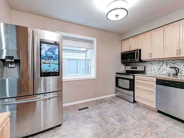 6 Roehampton Cres W — Photo 6