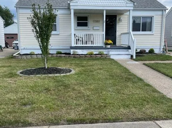 17559 Matthews St, Riverview, MI 48193