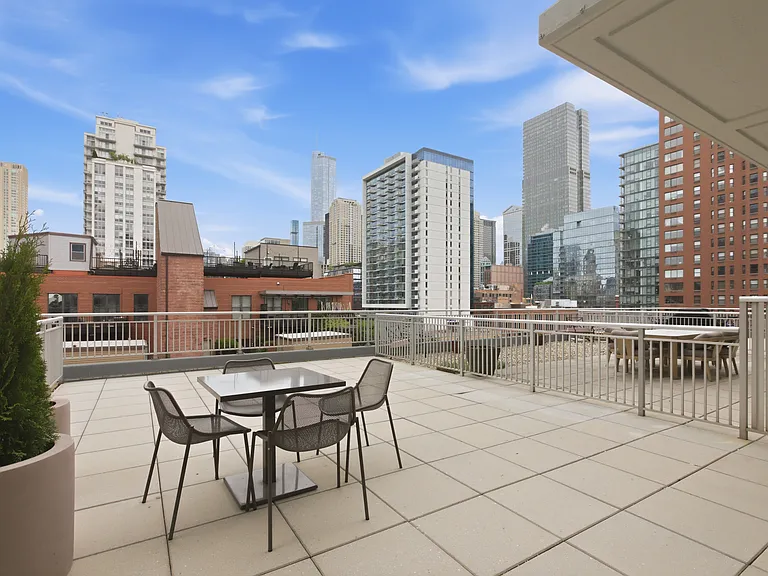 330 W Grand Ave #808 — Photo 2