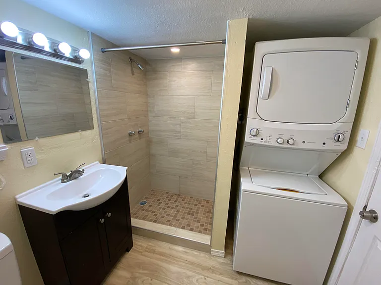 2221 Gold Ave #B — Photo 5