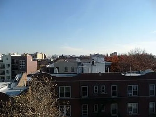 Rented by Vassiliou Group | media 21