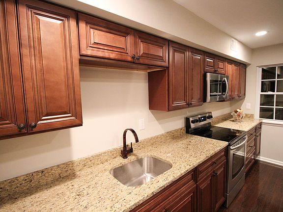 5th image of 202 Carlyn Ct