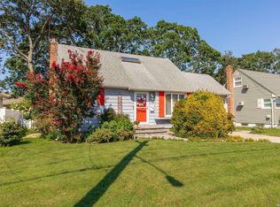 286 29th St, Lindenhurst, NY 11757
