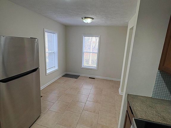 5th image of 319 Howe St