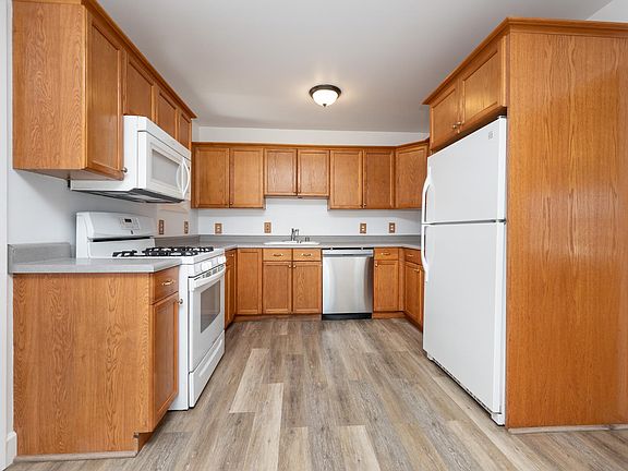5th image of 460 Evergreen Dr
