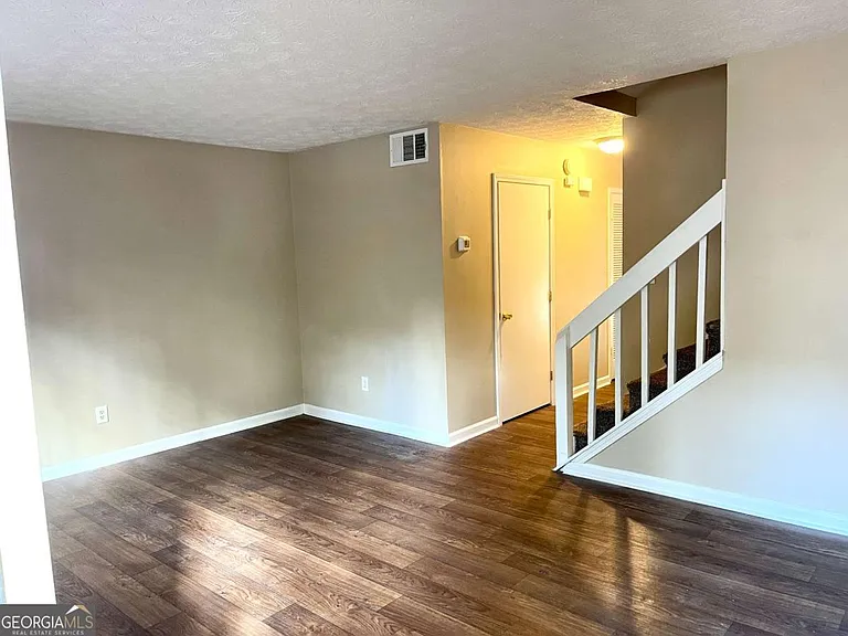 145 Meadowbrook Ct #C — Photo 3