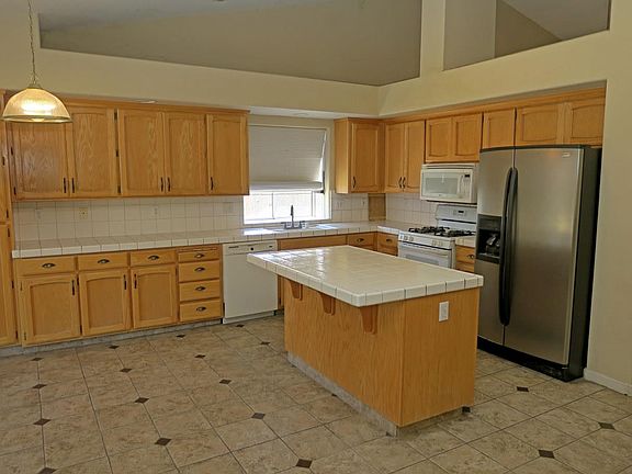 5th image of 2233 Park Crest Dr