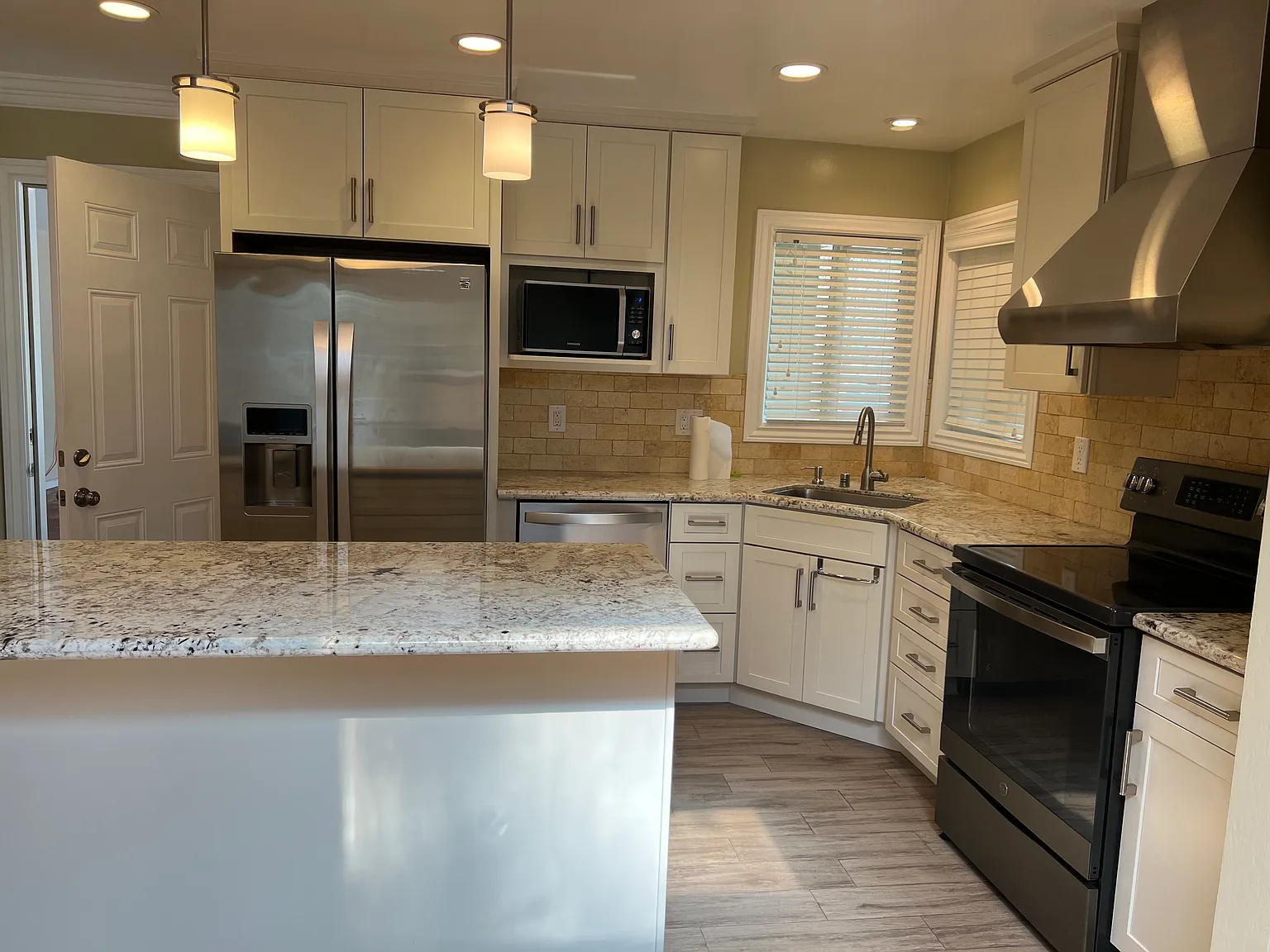 143 Highland Oaks Dr — Photo 2