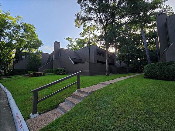 2nd image of 31 Litchfield Ln