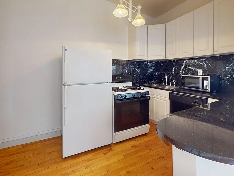 12467-12469 Cedar Rd — Photo 6