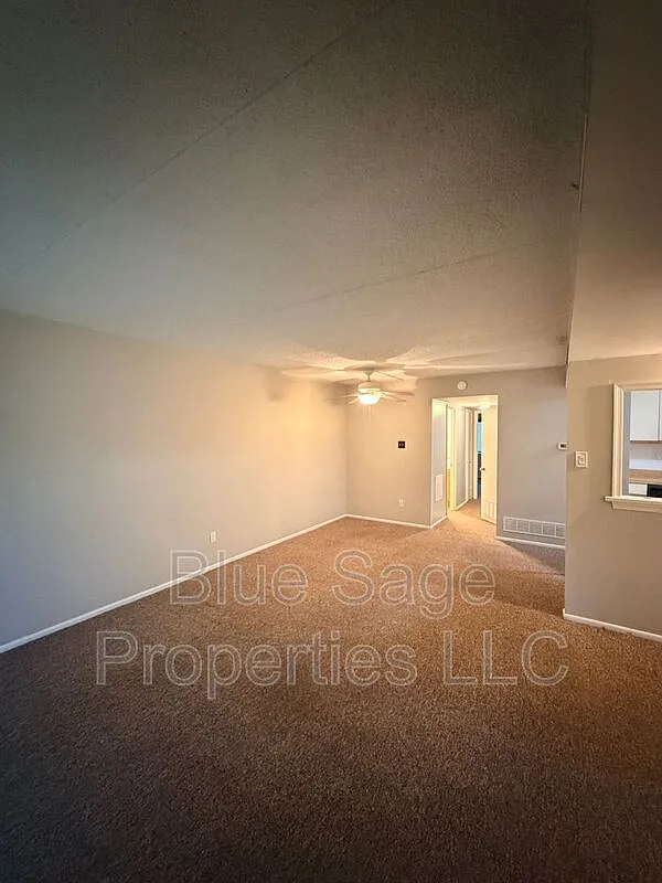 2 bed, 1.0 bath, 889 sqft, $1,795 — Photo 3
