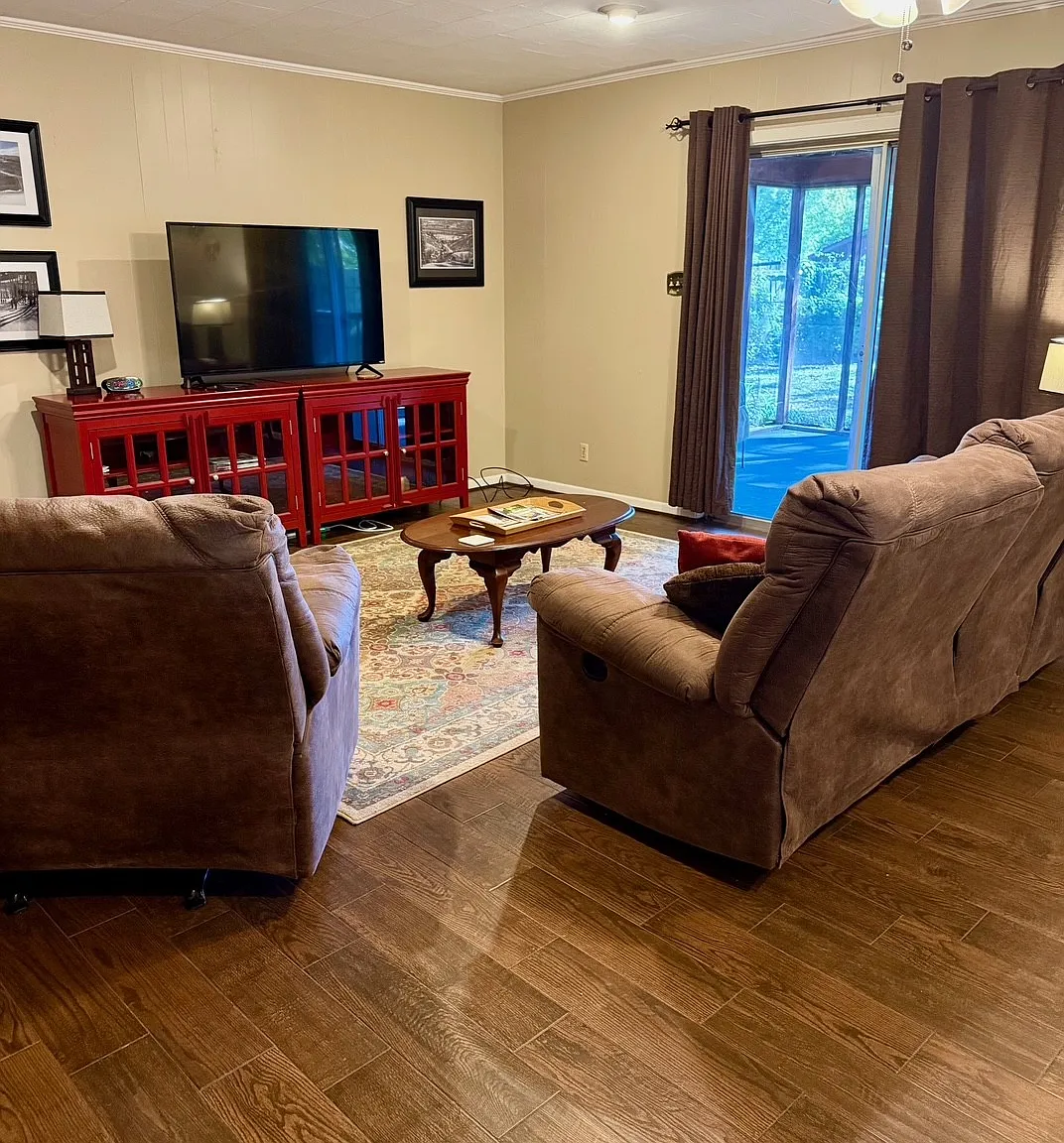 3 bed, 1.5 bath, 1600 sqft, $2,950 — Photo 2