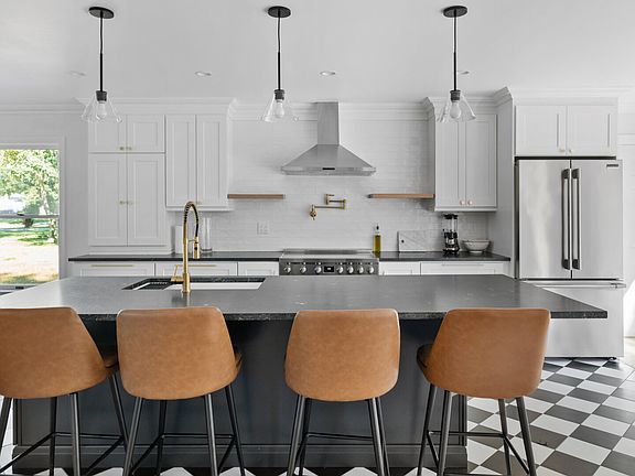 3rd image of 870 Stars Rd