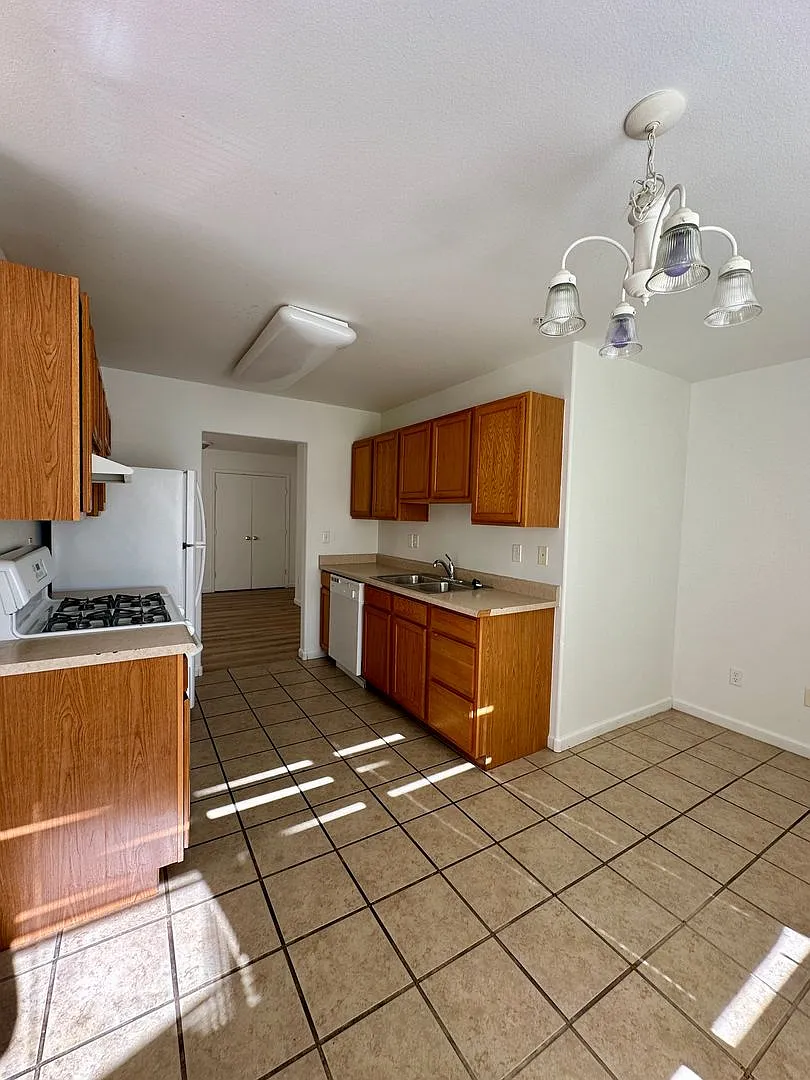 3 Bedroom 2 Bath Condo in New Castle — Photo 2