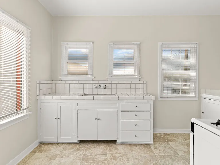 1715 Termino Ave — Photo 6