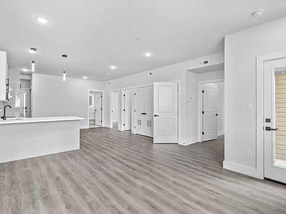 3rd image of 1108 W Dauphin St #201