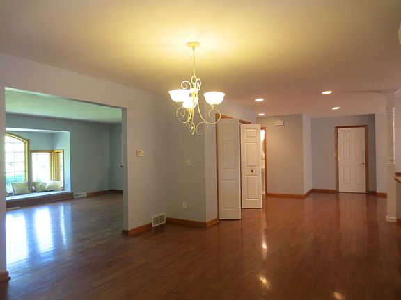 Eat-in kitchen area