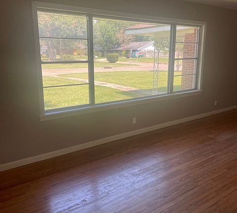 3rd image of 305 E Darbonne St
