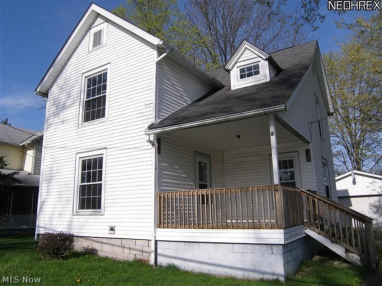 1st image of 122 2nd St