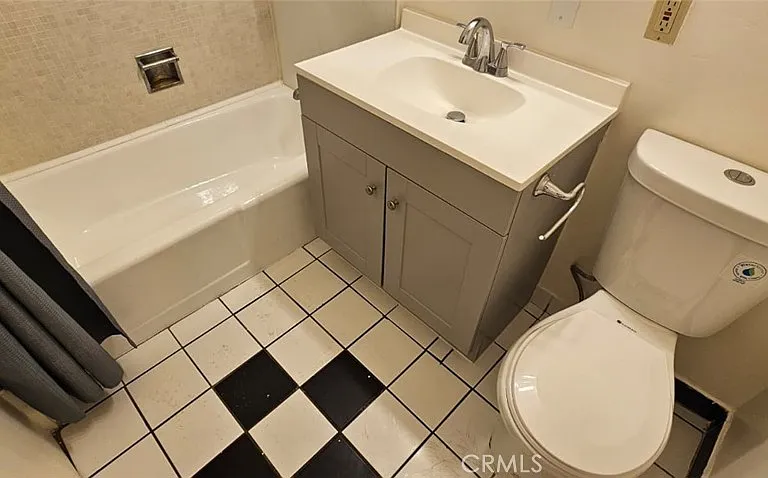 206 N Park View St #104 — Photo 5