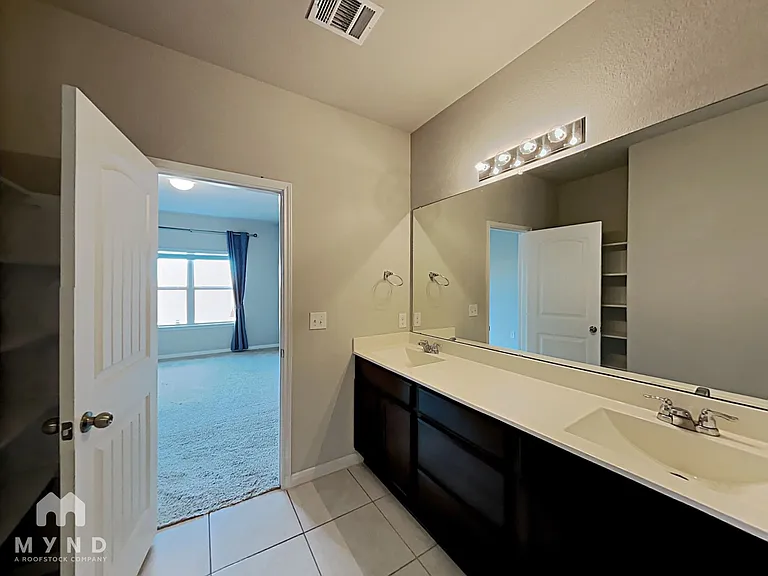 1129 La Conterra Blvd — Photo 9