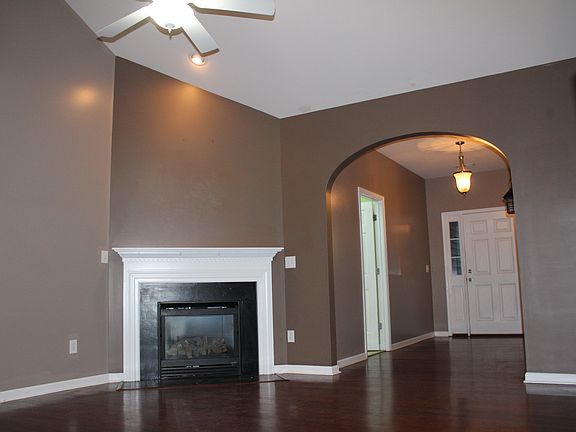 Open plan. Vaulted ceilings!