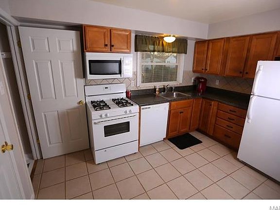 5th image of 220 Saint Nicholas Ln