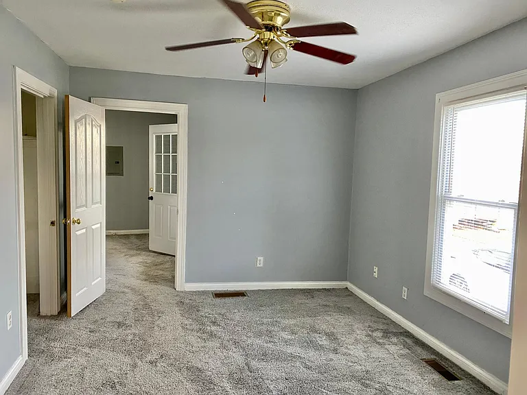 320 Thompson Dr — Photo 17