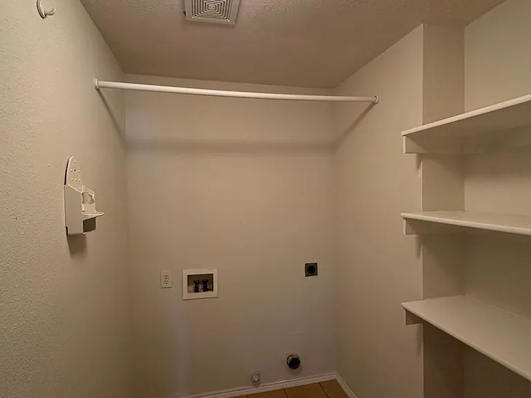 10701 Nashville Dr — Photo 20