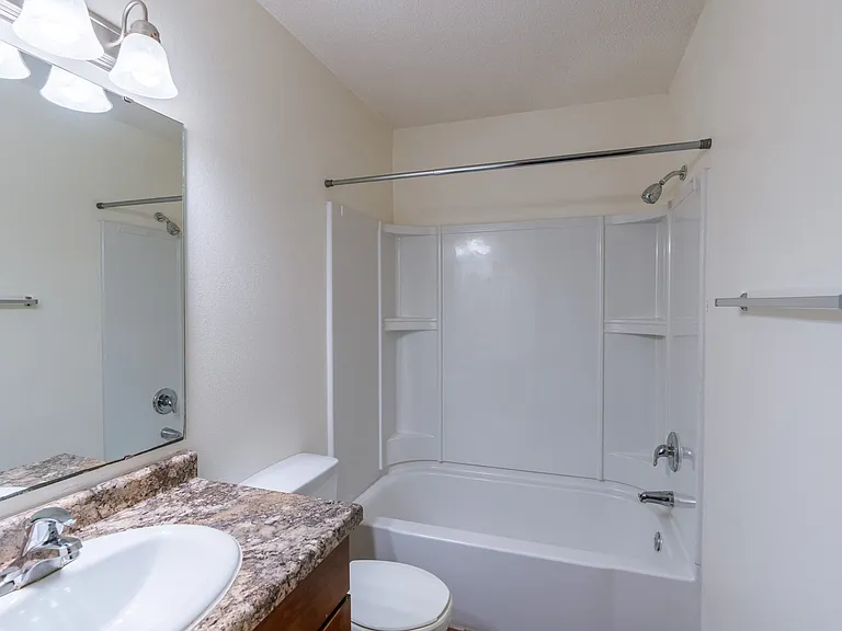 Fargo, ND Carlton Place Apartments | Bathroom