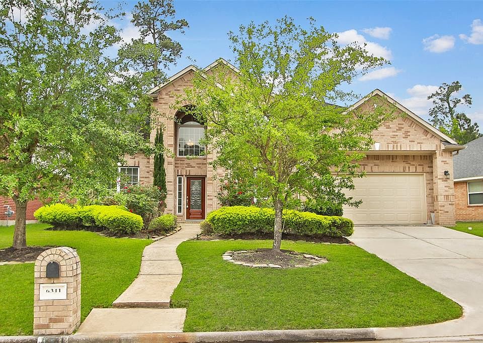 Welcome Home! Located in the gated subdivision of Wimbledon Champions Park.