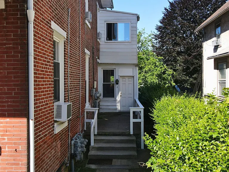 402 N Church St — Photo 14
