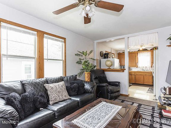 4th image of 368 Janet Ave SE