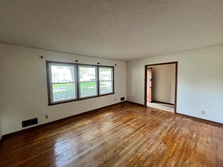 Elmwood Dr — Photo 2