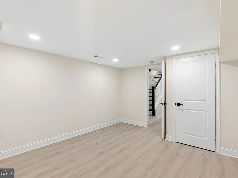 2416 E Hoffman St — Photo 15