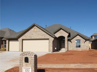 1717 NE 26th St, Moore, OK 73160